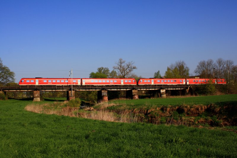 2 Triebzge der Baureihe 612 bilden am 12.04.09 den RE 3627 von Erfurt nach Altenburg, hier kurz vor dem Ziel bei der berfahrt ber die Pleie zwischen Kotteritz und Mnsa.