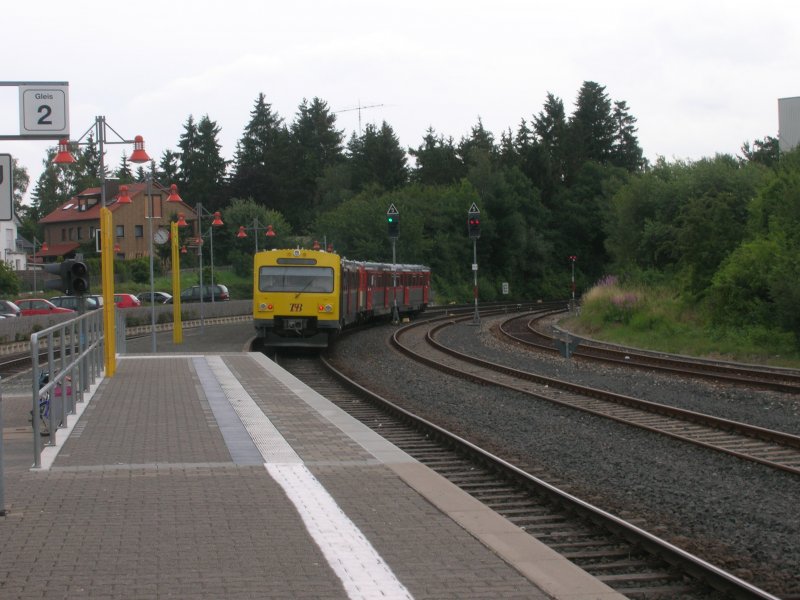 2 Triebzge vom Typ VT 2E(einer schon renoviert) verlassen am 29.06.2007 den Bahnhof Usingen und fahren Richtung Bad Homburg.