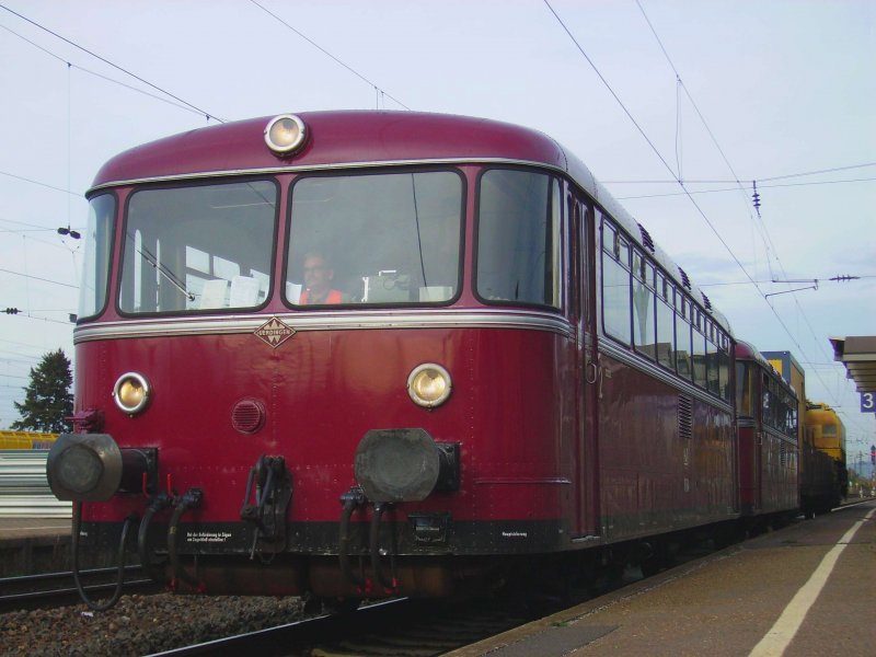 2 VT98 der Hochwaldbahn hatten am 25.11.06 die Aufgabe einen Kranwagen von Darmstadt nach Anstadt zu befrdern,hier bei einem zwischen Halt in Mannheim Friedrichsfeld.