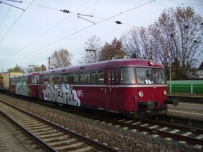 2 VT98 der Hochwaldbahn hatten am 25.11.06 die Aufgabe einen Kranwagen von Darmstadt nach Anstadt zu befrdern,hier bei einem zwischen Halt in Mannheim Friedrichsfeld.