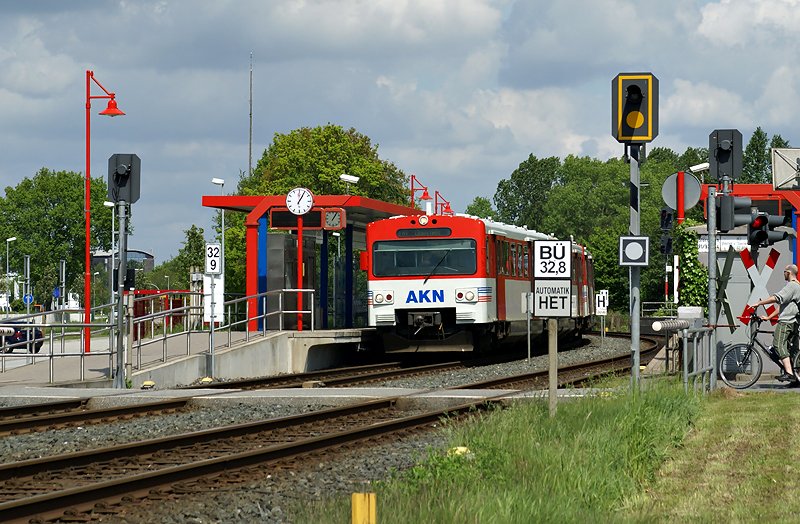 2 VTA am 10.05.2009 als Zug der Linie A1 beim Halt am Bahnhof Kaltenkirchen Sd.