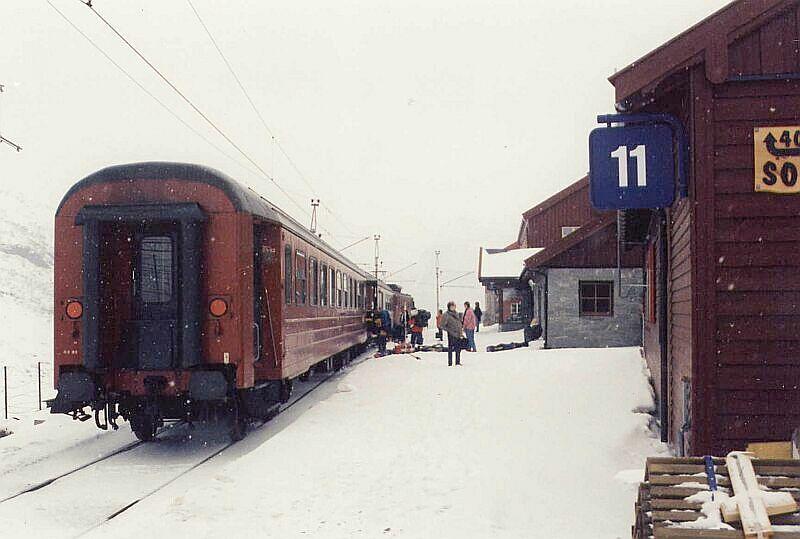 2-Wagen-Personenzug mit Lok El 11 2110 nach Flam im Mai 1996 in Myrdal.