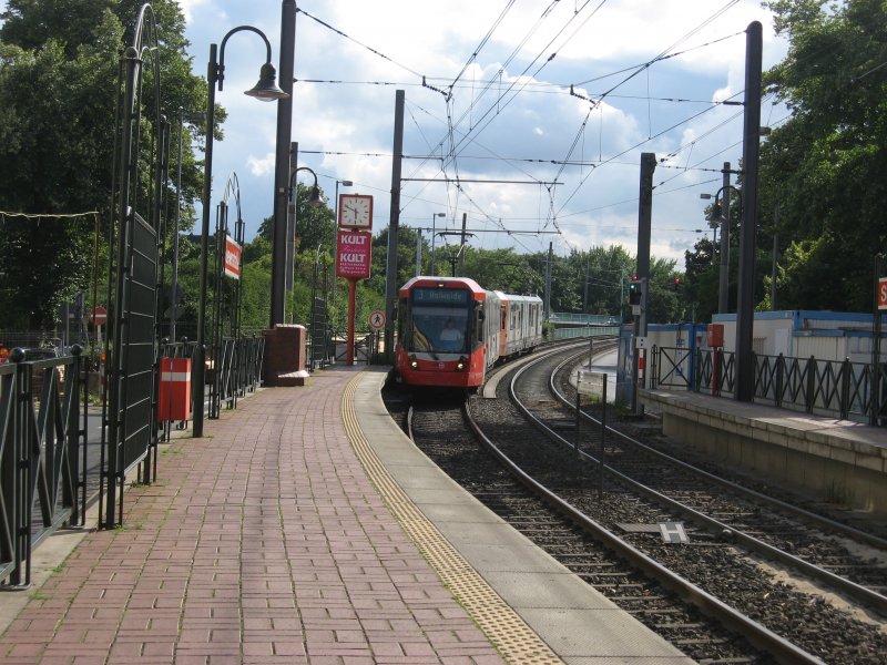 2 Wagen vom Typ K 5000 am 19. Juli 2009 von der Severinsbrcke kommend bei der Einfahrt in die Haltestelle  Suevenstrae . Die Haltestelle wird Suevenstrae und nicht Svenstrae ausgesprochen!