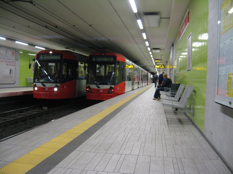 2 Wagen vom Typ K5000 auf der Linie 4, treffen sich am 25.06.2007, in der U-Bahnhaltestelle  Poststrae .