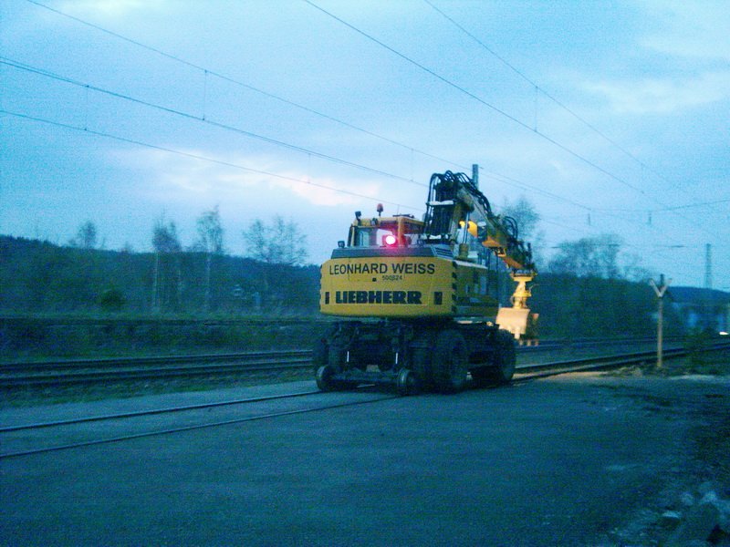 2 Wege Bagger der Firma Leonard Weis auf dem Weg zur  Arbeit , Bahnhof St.Georgen (Schw.), an der Aufgleisstelle f�r das HLF 24/16S der Feuerwehr.