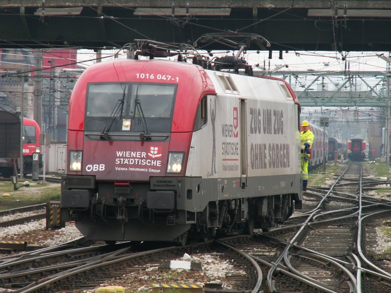 2. Werbetaurus am heutigen Tag (31.3.2007)in Wien-West: 1016 047-1 Wiener Stdtische Taurus beim Rangieren in Wien-West 