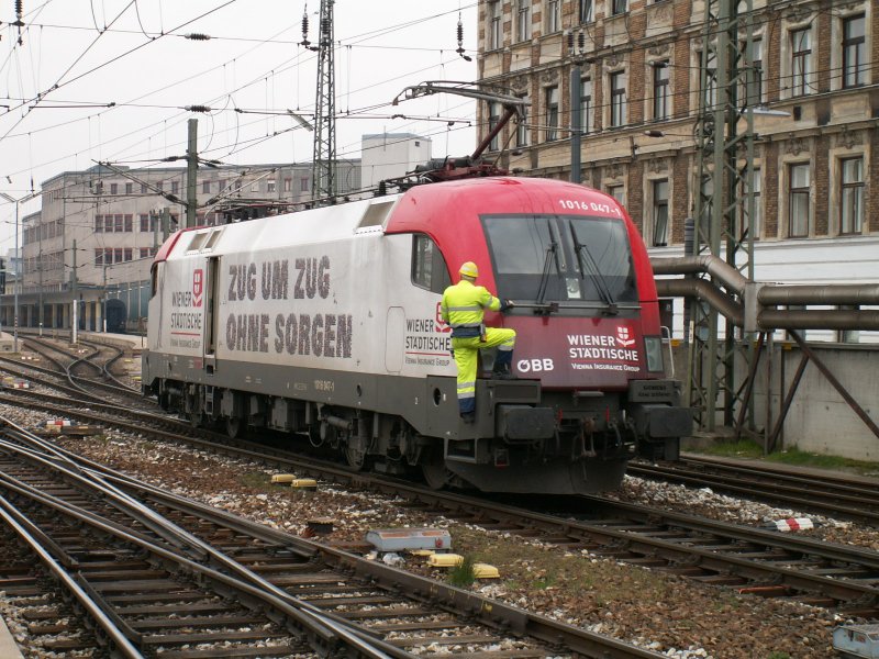 2. Werbetaurus am heutigen Tag (31.3.2007)in Wien-West: 1016 047-1 Wiener Stdtische Taurus beim Rangieren in Wien-West 