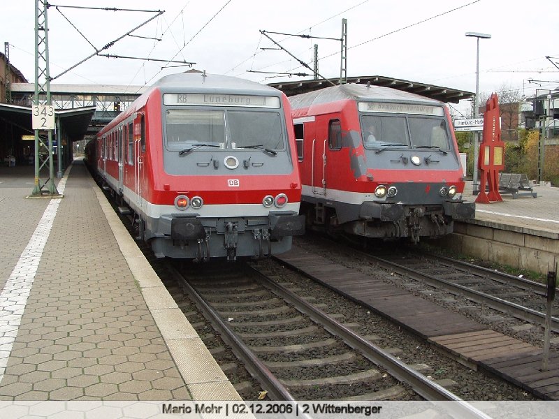 2 Wittenberger Steuerwagen stehen in Hamburg Harburg zur Abfahrt bereit, whrend der Linke komplett wie neu wirkt fllt bei dem anderen schon der Lack ab.