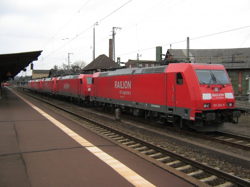 2 x 185 und 3 x 152 warten auf ihren nchsten Einsatz im Bahnhof Bebra.