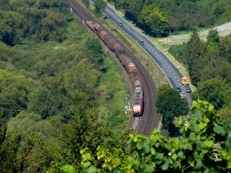 2 x Br 185 mit kurzem gemischten Gterzug richtung Wrzburg bei Karlstadt, 19.08.2009