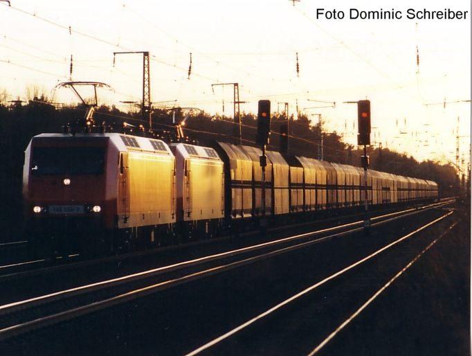 2 x Br.145 mit einem vollen Kohlezug am 31.01.2005 im ehemaligen Bahnhof Schnwalde!! Der Zug kommt aus Richtung Wustermark , Falkenhagener Kreuz!!