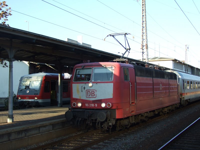 2 Zge, 1 Ziel.
Im Trierer Hbf steht 181-218 mit dem IC 434 auf Gleis 11 nach Luxembourg, wohingegen auf Gleis 10 Sd 928-491 als RE 5226 auf seine Fahrgste wartet.
Trier, der 23.10.2008