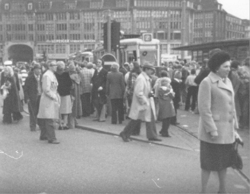 200.000 Hamburger nahmen am 01. Oktober 1978 nach 112 Jahren fr immer Abschied von ihrer Straenbahn. 