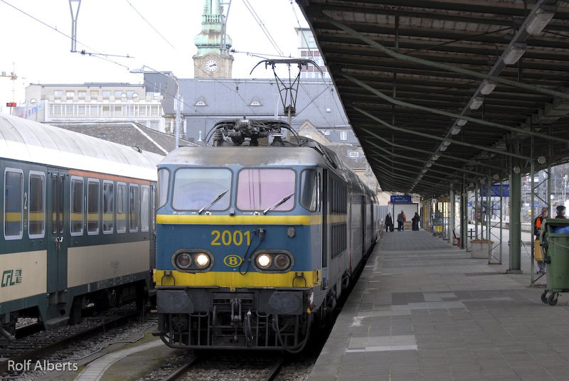 2001 steht mit dem EC 97  Iris  abfahrbereit im Bhf Luxemburg. 12.04.2008