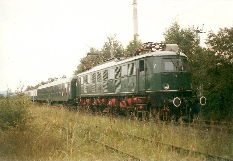 2001 war die Hallenser E18 31 noch betriebsfhig.So kam Sie auch mit einem Sonderzug nach Binz.Bis zur Rckfahrt wurde der Zug auf dem einzigen Abstellgleis im Binz abgestellt.