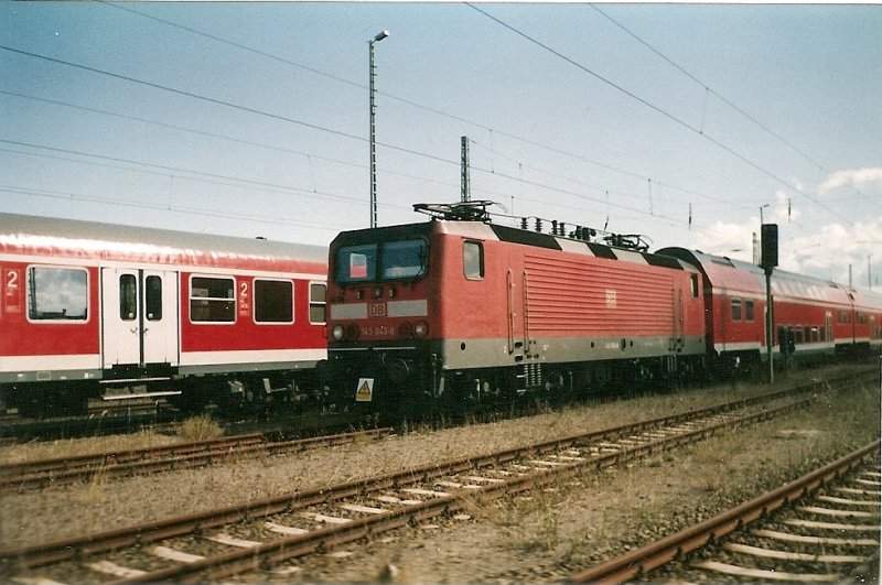 2003 fand erstmalig das Jugendtreffen  Prora03  in Prora statt.Aus diesem Anla fuhren zahlreiche Sonderzge nach Prora.Bis zur Rckreise wurden die zahlreichen Sonderzge mit ihren Zugloks in Mukran abgestellt.Hier steht 143 043 mit ihrem Sonderzug in Mukran abgestellt.