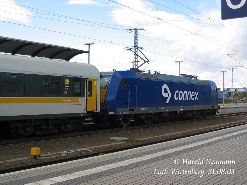 2003 fuhr Connex noch mit diesen ehem. DB-Bimz-Wagen und BR185 den ICX Gera - Rostock. Hier am 31.08.03 in Lutherstadt Wittenberg.