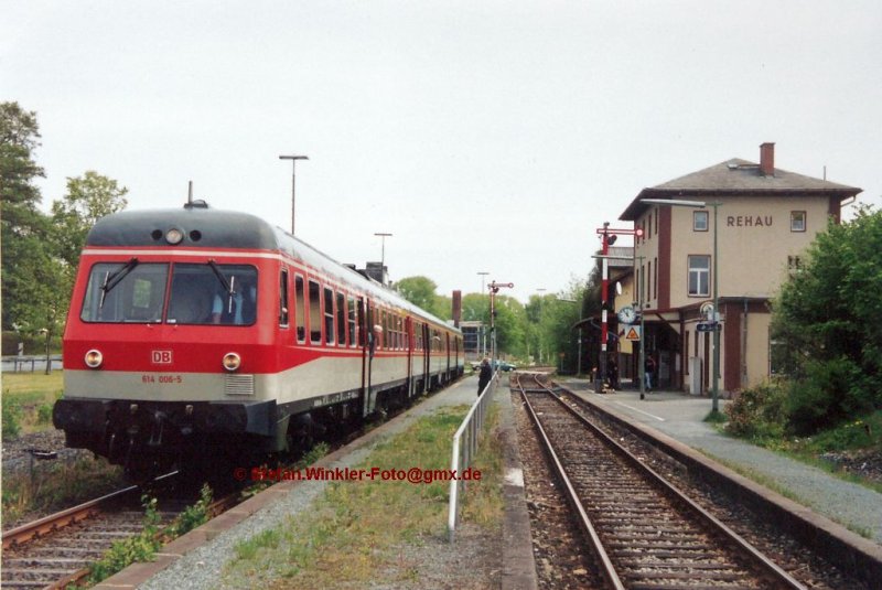 2003 fuhr der  Porzellan- und Bderzug  noch zwischen Bad Steben und Selb. Sogar als 614, wofr immer die Popfarbene Garnitur 005/006 zum Einsatz kam. Schade dass dieser touristische Planzug mit Bewirtschaftung nicht mehr mglich ist. Aufnahme im Bf. Rehau. Aus meiner Sammlung