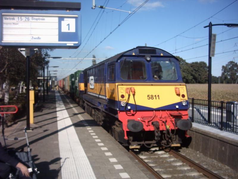 2004-10-10 1530, die cotainershuttle nach rotterdam, mit die 5811 diesellok