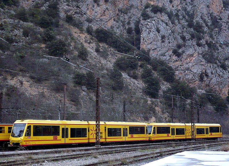 2004 hat die Pyrenenmetro zwei Triebzge Stadler GTW angeschafft, am 05.03.2008 abgestellt in Bahnhof Villefranche, an diesen Tag sind sie nicht gefahren, auch diese Triebzge fahren mit Stromschienenstrom.