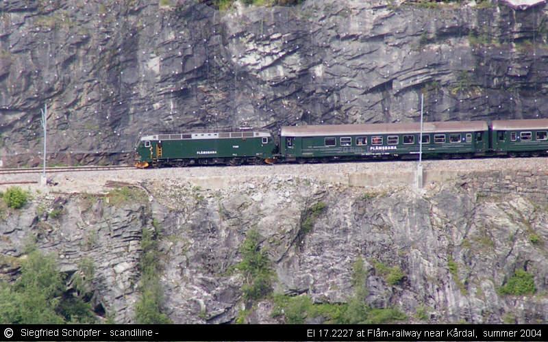 2004: regelmig zum Einsatz kommen die El 17 vor Personenzgen nur noch auf der Flm-Bahn, wo sie touristisch angepasst unterwegs sind. Hier El 17.2227 bei Krdal 