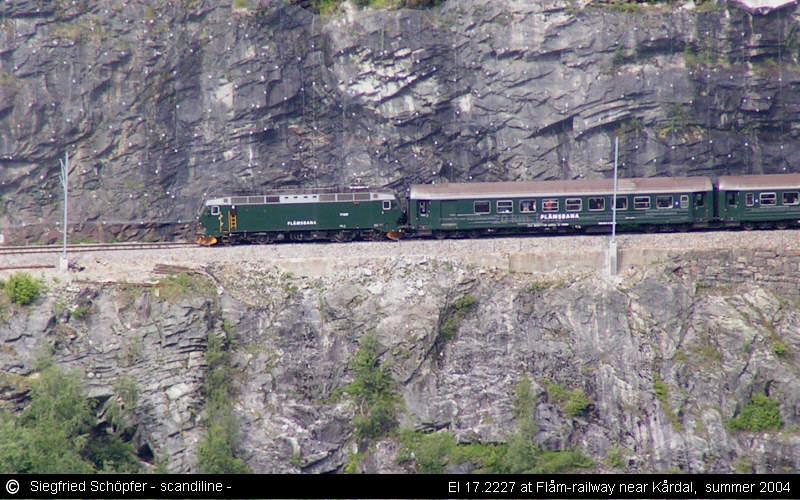 2004: regelmig zum Einsatz kommen die El 17 vor Personenzgen nur noch auf der Flm-Bahn, wo sie touristisch angepasst unterwegs sind. Hier El 17.2227 bei Krdal 