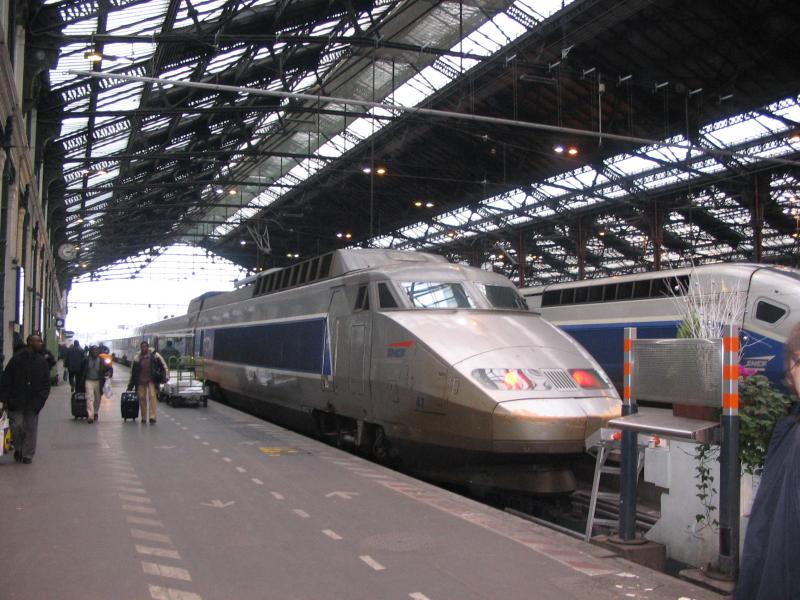 2005-01-12 TGV Triebzug im Bahnhof Paris Gare de Lyon - Bahnbilder.de