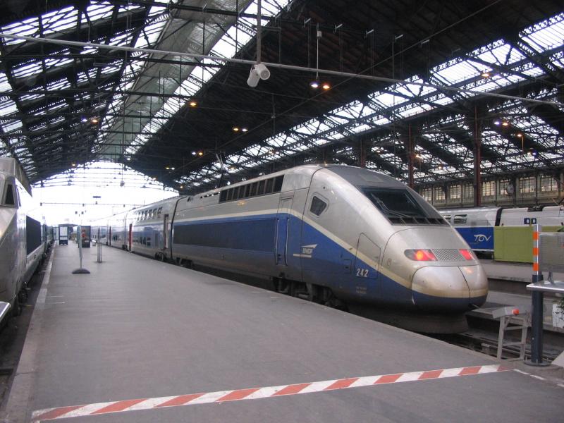 2005-01-12 TGV Triebzug im Bahnhof Paris Gare de Lyon