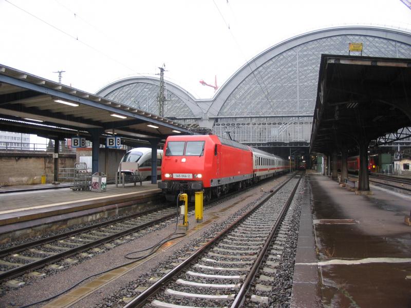 2005-02-12 BR 145 064-2 mit IC 2154 in Dresden Hbf. kurz vor der Abfahrt in Richtung Nrnberg