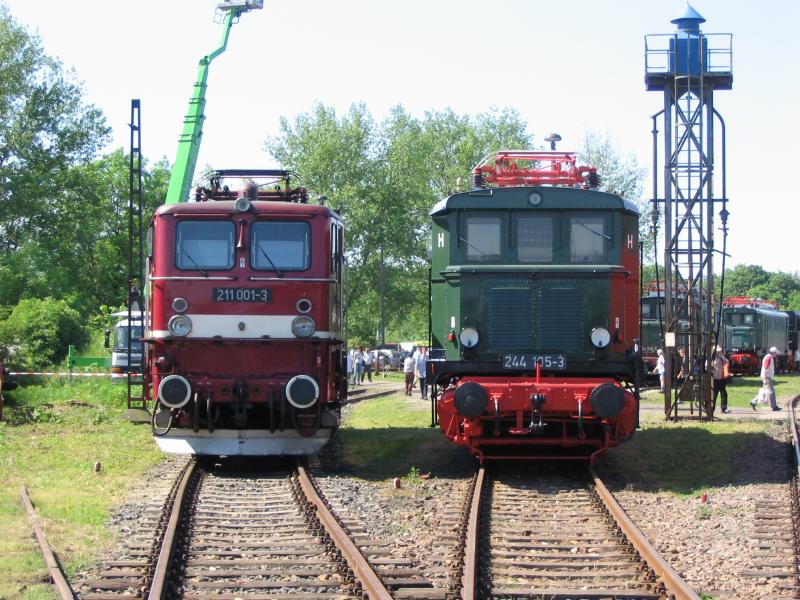 2005-05-28 Weimar, BW  BR 211 001-3(E 11 DR bzw BR 109 DBAG) und BR 244 105-3 (E 44)