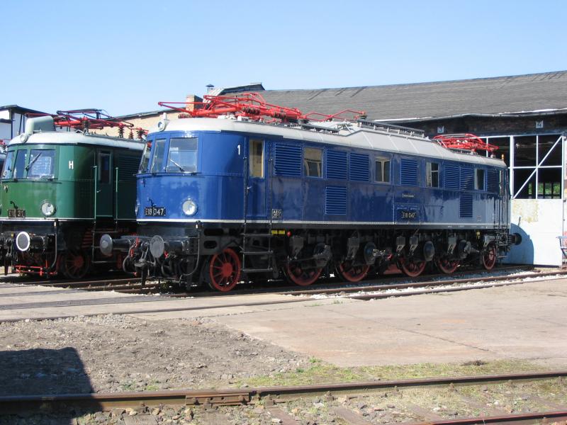 2005-05-28 Weimar, BW  BR E 18 047(DB) und E 18 31(DR) im Hintergrund