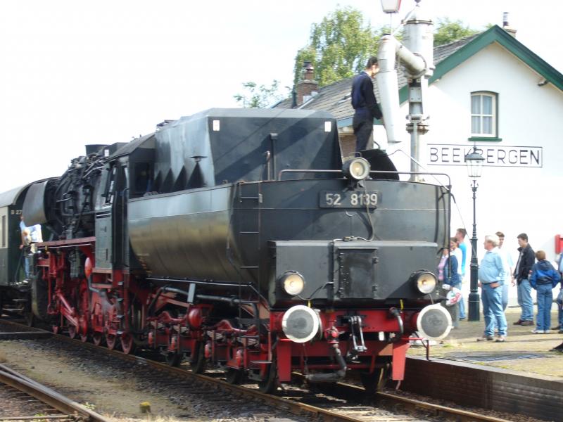 2005-08-08 17:05, Beekbergen (NL)
Ex DR-52-8139 nimmt wasser ein