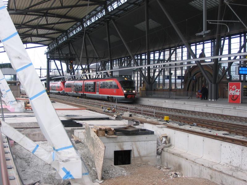 2005-12-11 - Erfurt Hbf, Bereich neuer ICE-Bahnhof - Triebzug der BR 642, BR 641, Intino der EIB anlsslich der feierlichen Erffnung