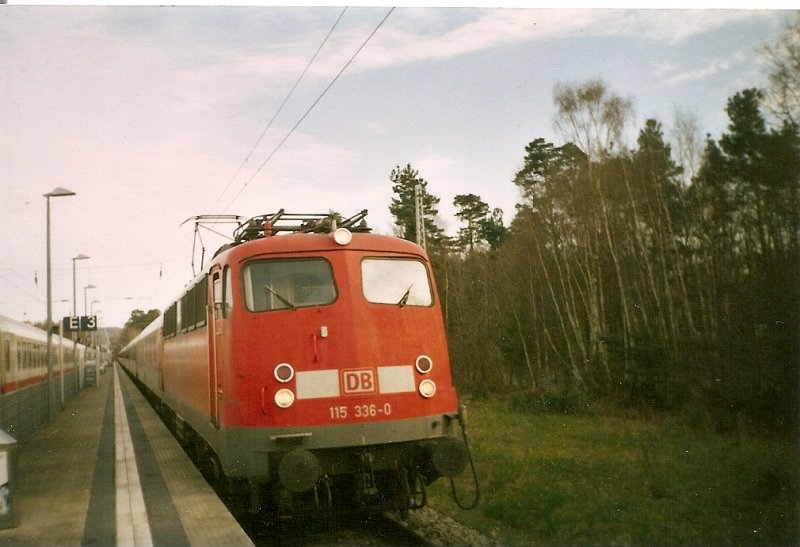 2006 hatte die 115 auf Rgen die Aufgabe den Nachtzug 1448 Binz-Dortmund bis nach Rostock zu bringen.Am Abend stand der Zug mit der 115 336 in Binz schon abfahrbereit.