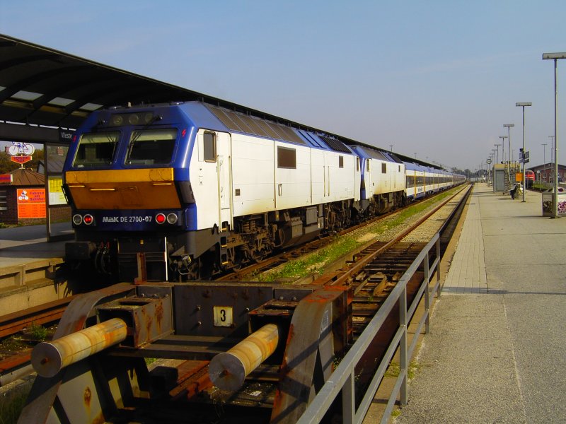 2007-07 und 2007-05 der NOB in Westerland(Sylt) warten mit ihrem Zug auf Abfahrt nach Hamburg-Altona