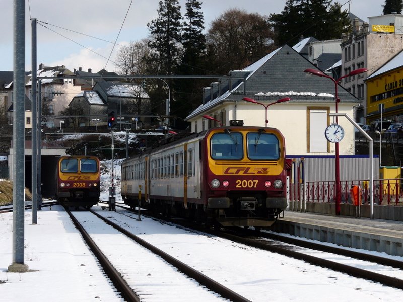 2007 geht, 2008 kommt! Dieses Bild h�tte gut zum Jahreswechsel gepasst. 2008 kommt aus Richtung Kautenbach in Wiltz an, 2007 wartet auf freie Fahrt als RB 3339 in Richtung Luxemburg. 05.03.08