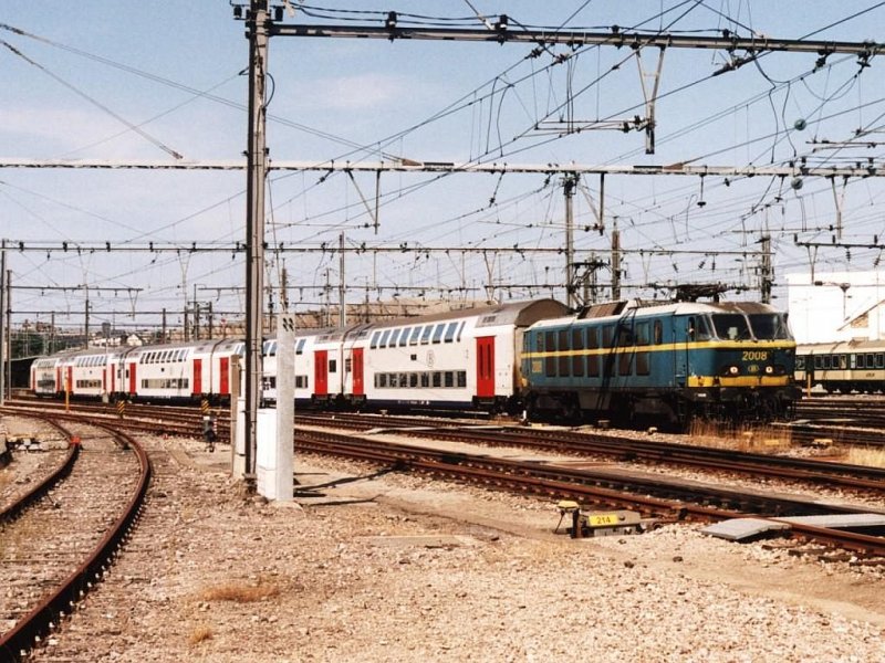 2008 mit IC 2139 Luxembourg-Bruxelles Midi auf Bahnhof Luxembourg am 24-7-2004. Bild und scan: Date Jan de Vries.