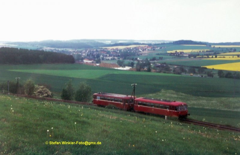 2009 feiert die Gemeinde Köditz das 650 jährige Bestehen. Aus diesem Anlass hier ein Bahnfoto mit Köditz-Bezug. Am 19.05.1993 fährt ein Hofer Schienenbus 798/998 die grosse Kurve nach Köditz hinunter. Hinten erkennen wir den Ort und die Baustelle des Gaslagers der Fa. Leu, das damals im Bau war. Der Gleisanschluss liegt noch, wird aber von dem Erfolgsunternehmen DB nicht mehr bedient....