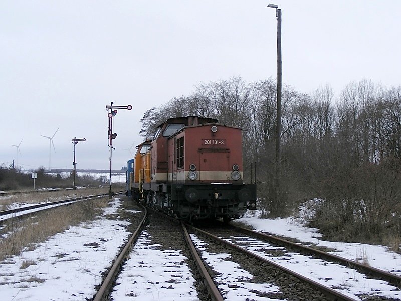 201 101-3 mit einer V60 und einer V22 abgestellt in Klostermansfeld am 20.2.2009.