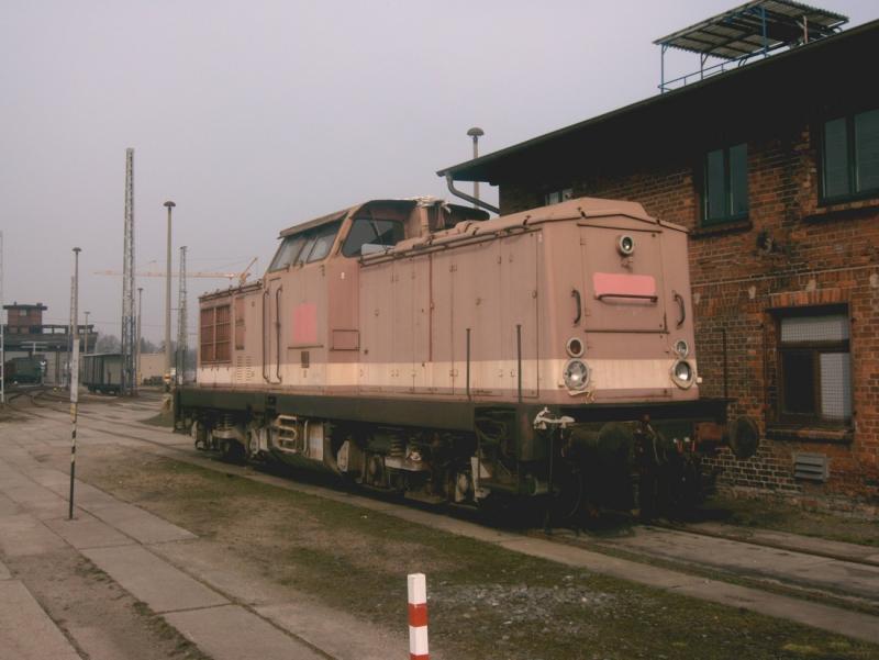 201 143-5 (jetzt V100 143) hofft (am 25.03.05) in Schwerin auf ihre Aufarbeitung..
<a href= http://www.bahnbilder.de/kauf  target= _blank ><img src= http://www.bahnbilder.de/counter/counter_new.php?key=261869945  alt= Bahnbilder.de  title= bahnbilder.de  border= 0 ></a>

