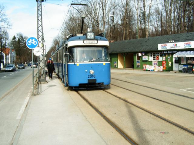 2010/3010 ist am 22.03.05 auf der Linie 25 Richtung Grnwald unterwegs, hier an der Grohesseloher Brcke.