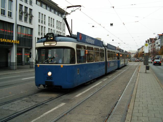 2010/3010 steht am Max-Weber-Platz als Linie 25. (03.11.04)