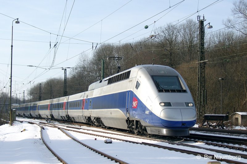 20.12.2005  Gnzburg. Bei seinen Testfahrten durch Deutschland kam der Triebzug 4401 auch nach Gnzburg und legte dort samt Prfmannschaft eine Pause ein. Hier bei der Einfahrt nach Gleis 1.