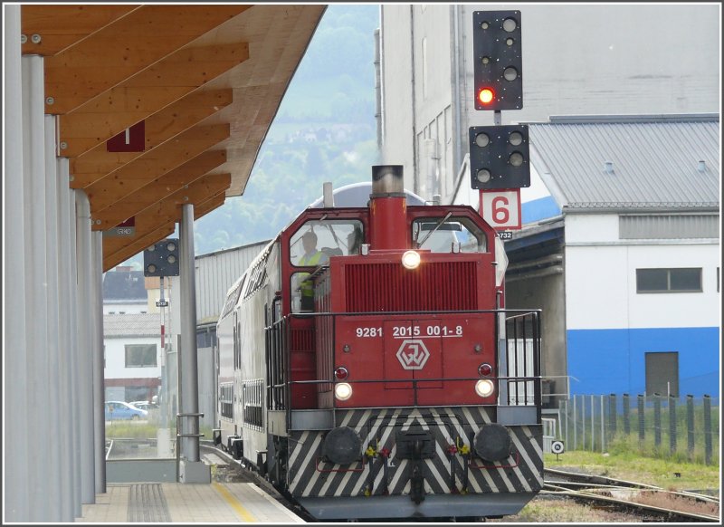 2015 001-8 mit ihren zwei Doppelstockwagen brachte mich nach Graz Hbf zurck. @Hanspeter, warum gibt es im GKB Bahnhof einen solch langen Bahnsteig? (15.05.2008)