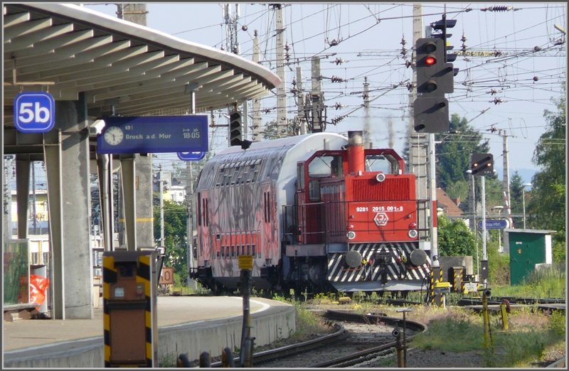 2015 001-8 schiebt einen DS-Zug aus dem Bahnhof Graz Hbf Richtung GKB. (15.05.2008)