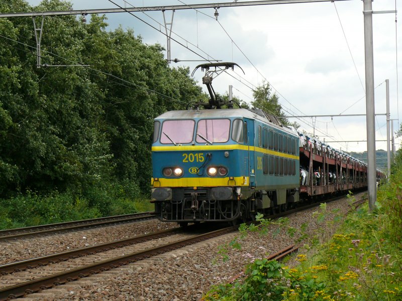 2015 mit einem Autozug am Haken von Montzen kommend auf der letzten langen Gerade vor der Abfahrt ins Maastal/Vis� (Linie 24). Aufgenommen am 21/08/2008 bei Warsage. 