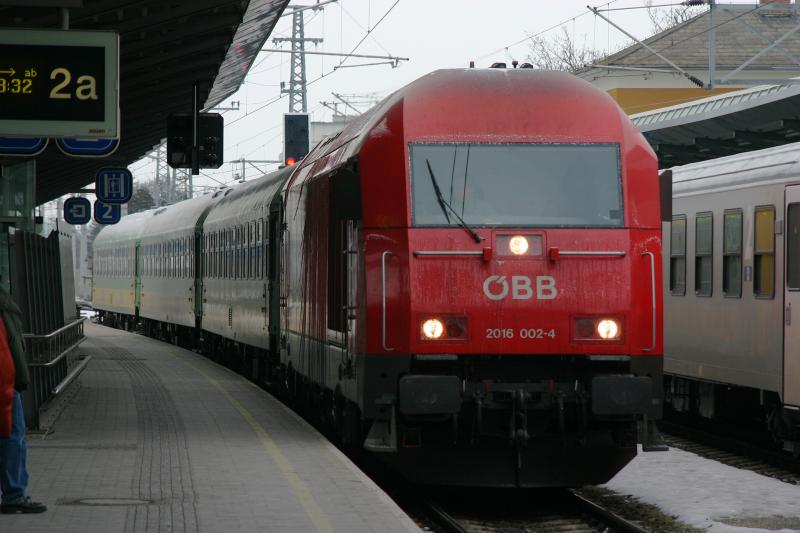 2016 002-4 mit einem EURegio von Wien Sdbahnhof nach Budapest keleti pu ber Sopron bei der Einfahrt in Wiener Neustadt. (7.2.2006)
