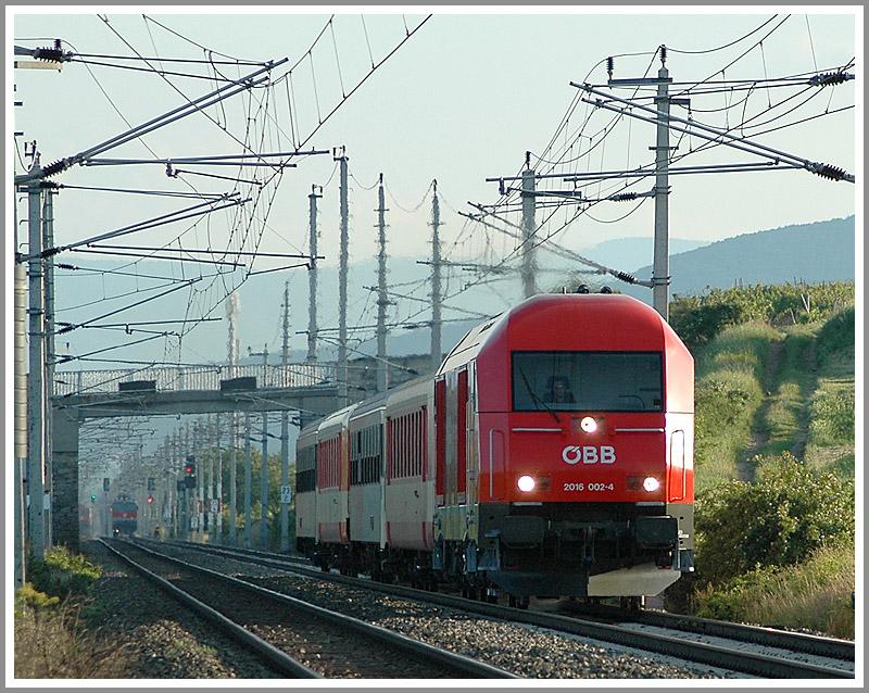 2016 002 mit ihrem E 2714 „Bad Blumau-Express“ am 11.6.2006 kurz nach Pfaffsttten auf der Sdbahn.