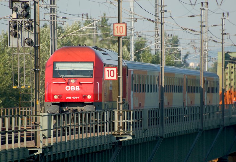 2016 005 unterwegs auf der Donaubruecke mit dem Regionalexpress 2514 nach Bratislava hl. st. Die Aufnahme stammt vom 19.06.2008.