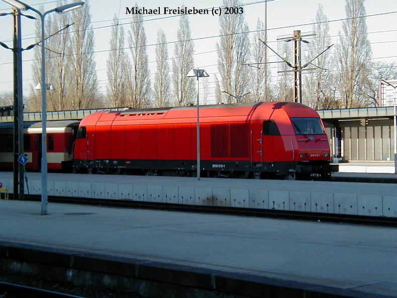 2016 013-1 schiebt am 24.Februar 2003 ihren Zug in den Wiener Sdbahnhof (Ostseite)